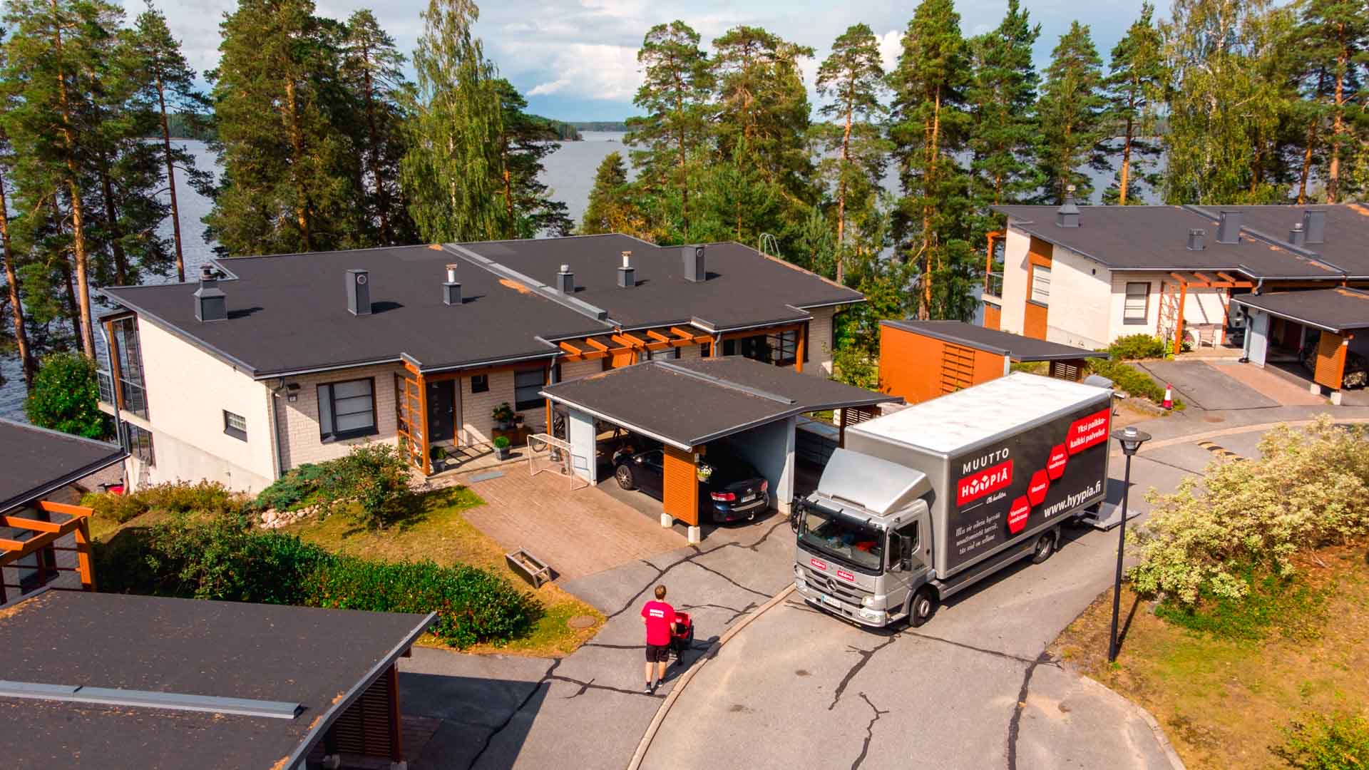 Muutto Hyypiän muuttoauto omakotitaloalueella ilmasta kuvattuna